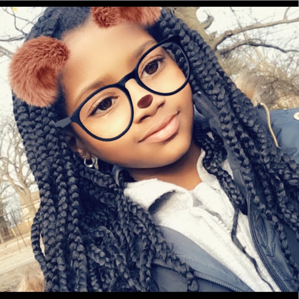 Meet your Posher, Alexis